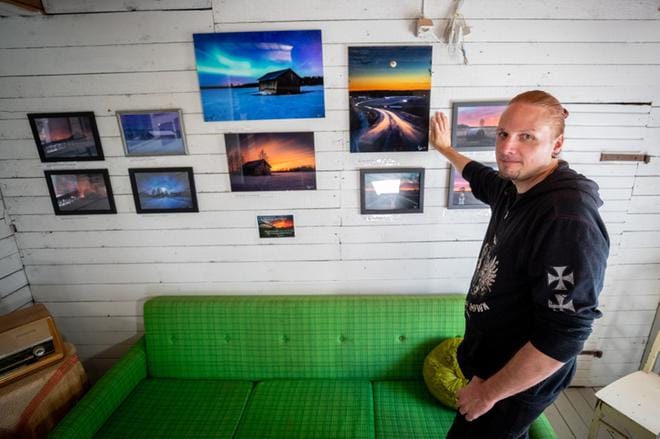 Valokuvaaja Anssi Kaunismäki kuvailee maisemakuvien ottamista elämäntyökseen. Aluksi hän yritti kuvata ”markan vehkeillä”, mutta järjestelmäkameran myötä innostus nousi aivan uudelle tasolle. Nopankylän kylätalolla on nähtävissä Kaunismäen Vuosi Nopankylässä -näyttely 24.7.2021 asti. KUVAT: ELENA MIKKILÄ