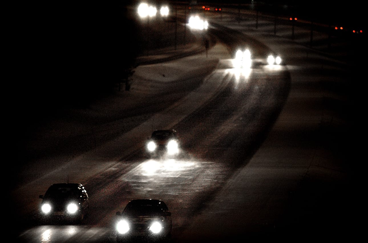 Uusien autojen valoissa heikentymistä on tapahtunut etenkin kaukovaloissa, jotka ovat Suomen oloissa erittäin tärkeät valaisemattomilla taipaleilla syksyn ja pitkän talven pimeydessä.