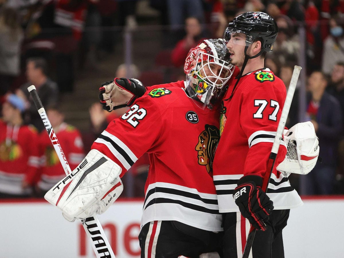 Kevin Lankinen (vas.) torjui Chicago Blackhawksin maalilla voiton St. Louis Bluesista. Joukkuetoveri Kirby Dach onnitteli voitosta ottelun jälkeen. LEHTIKUVA/AFP