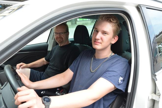 17-vuotias Sami Kalliokoski Oravasta oli kolmannella ajotunnillaan. Hän tarvitsee ajokorttia töiden takia. Timo Suominen kertoi, että perusajotunteja on kymmenen. Lisäksi pidetään riskienhallintakurssi, johon sisältyy neljä ajotuntia. KUVA: OUTI RANTALA