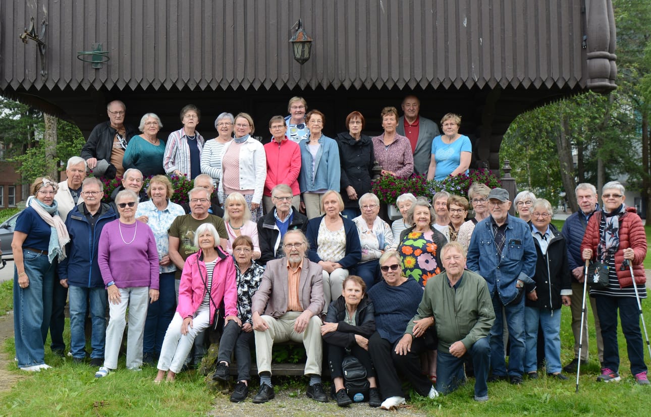 Kauhavan kansalliset seniorit yhdistyksen jäseniä Sinistä tietä Norjan vuonolle saakka suuntautuneella kesämatkallaan Mo I Ranassa.