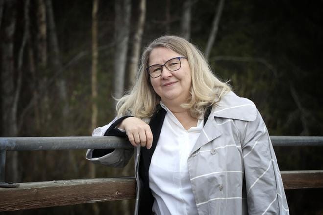 Järviseutu-lehden pitkäaikainen päätoimittaja alajärveläinen Sari Heinilä on saanut Etelä-Pohjanmaan lehtiseuran myöntämän Aaretti-stipendin.KUVA: SAILA COLLANDER