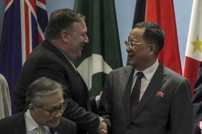 Yhdysvaltain ulkoministeri Mike Pompeo (vas.) tervehti Pohjois-Korean ulkoministeriä Ri Yong-hota Asean-maiden ulkoministerikokouksen aikana Singaporessa lauantaina. KUVA: