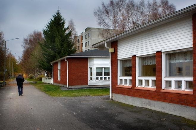 Kuntokartoituksessa tutkittiin Alkulan päiväkodin uusin osa läpikotaisin. Erkkereiden kohdasta havaittiin muutamia merkkejä kosteusvaurioista. Myös rakennuksen ilmatiiveys on puutteellinen. KUVA: EETU SILLANPÄÄ