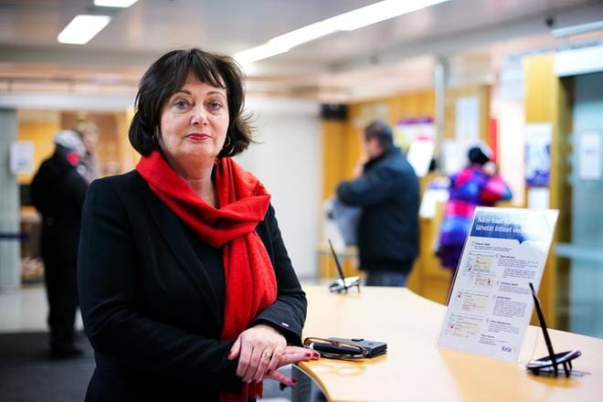 Kelan asiakaspalveluyksikön päällikkö Tina Söderman on tyytyväinen toimeentulotukihakemusten käsittelyn sujuvuudesta rannikolla. Perustoimeentulotuen käsittely ja maksatus siirtyi kunnilta Kelaan vuoden alusta. Hakemusten käsittely on ruuhkautunut valtakunnallisesti. KUVA: TIMO ANNANPALO
