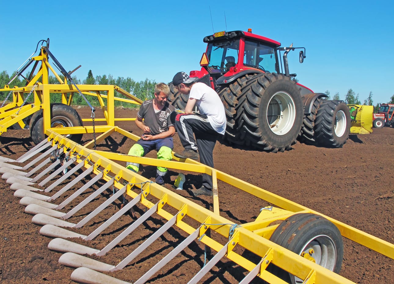 Urakoitsija Jukka Manninen (vas.) ja hänen poikansa Lari Manninen ovat remonttipuuhissa Megaturve Oy:n turvetuomaalla Leivinnevalla. Polttoturpeen kääntötyön keskeytti katkennut siivennostokettinki. Merijärvinen Megaturve Oy tuottaa jyrsin-, kasvu- ja kuiviketurvetta keskimäärin yhteensä noin 150 000 kuutiota vuodessa.