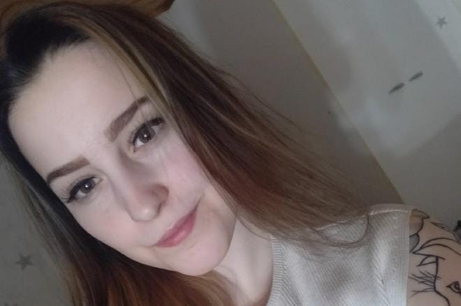 Eläintenhoitajaksi ensi kuussa valmistuvan Henna Yrttiahon tililtä katosi lähes 200 euroa, kun tiistain korttiostokset veloitettiin kahteen kertaan. Laskut erääntyvät, jonka lisäksi rahaa pitäisi löytää ruokaostoksiin paitsi itselle myös lemmikeille. KUVA: HENNA YRTTIAHO