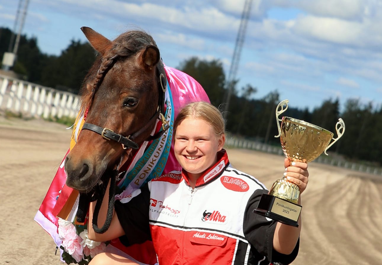 Hallitseva kuningatarpari Smedens My Donna ja Oona Tastula.