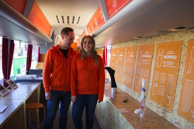 Mikko Marttala ja Johanna Paaso ovat kiertäneet Niksibussin mukana jo yli 5 000 kilometriä. Kuva: Janette Litmanen