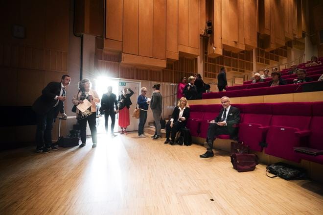 Kuntaliiton tutkimuspäällikkö Marianne Pekola-Sjöblom ja Vaasan ja Mustasaaren kuntaliitoskonsultti Olavi Kaleva istuivat Mustasaaren kulttuuritalon auditorion etupenkeissä odottamassa kuntaliitosseminaarin alkamista. Kuva: Jarno Pellinen