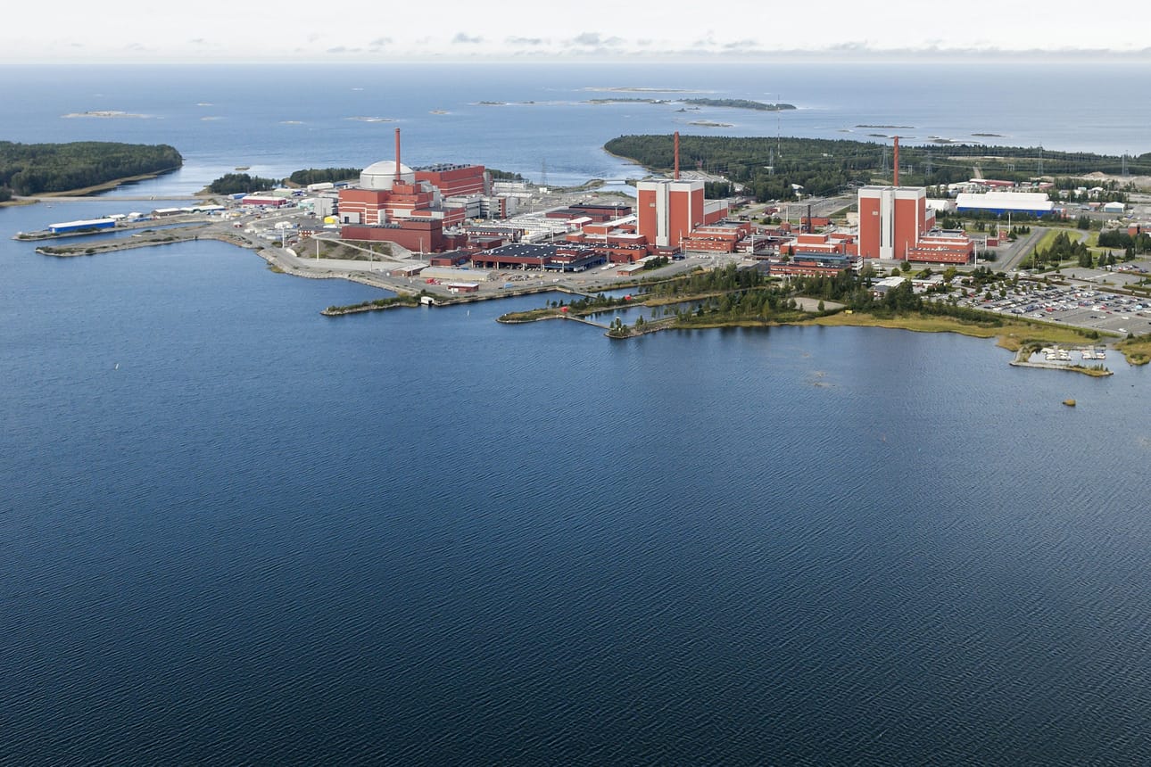 Olkiluoto 3 (vas.) käynnistyy näillä näkymin ensi syksynä. OL1 ja 2 jatkavat vielä kaksi vuosikymmentä