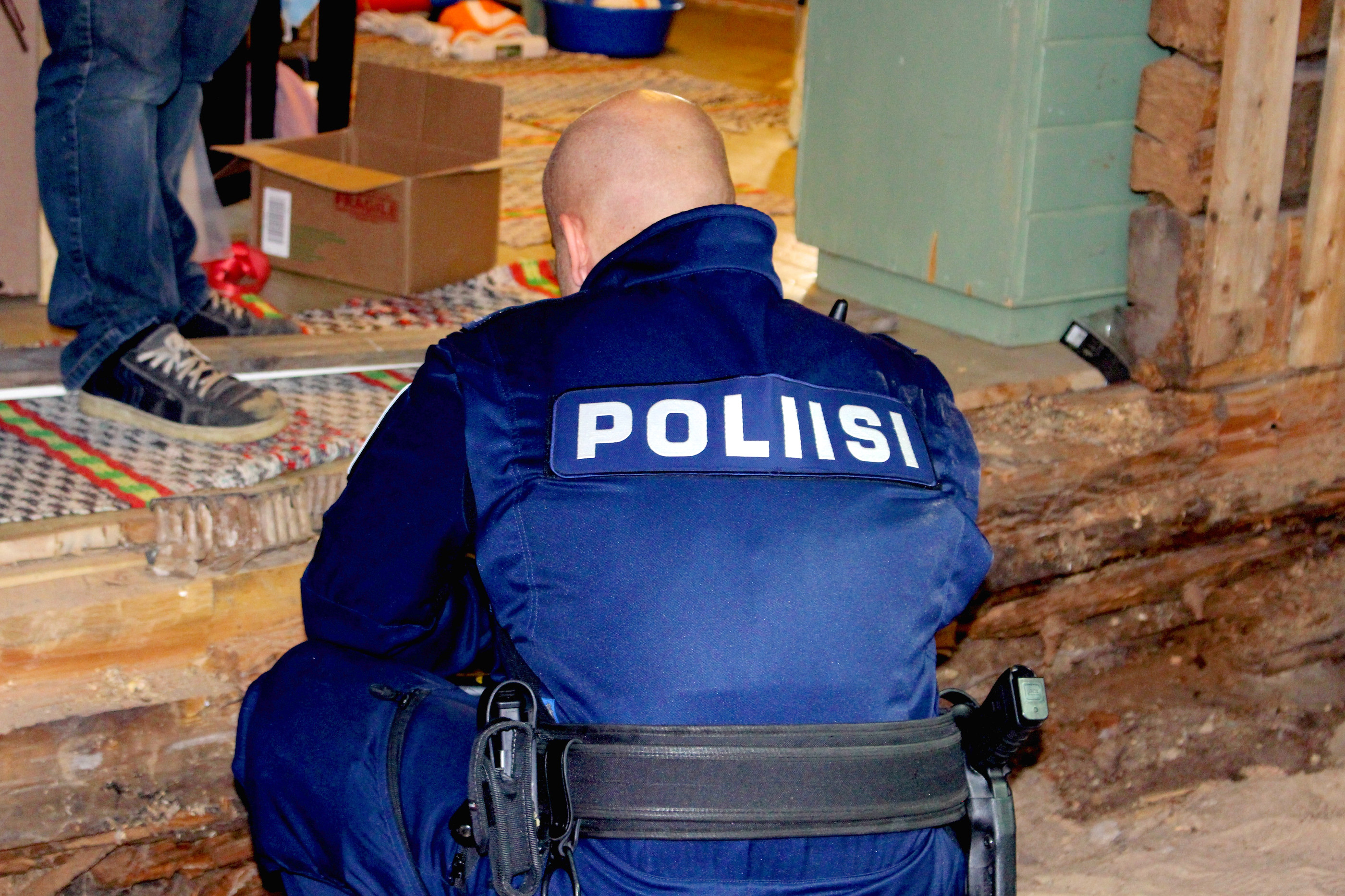 Paikalle hälytetty poliisipartio, ei pystynyt sulkemaan pois, ettei talosta löytynyt esine ole räjähde.