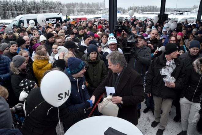 Presidentti ja presidenttiehdokas Sauli Niinistön ja samalla istuvan presidentin kaikkien aikojen ensivierailun otti Alajärvellä vastaan puolentuhatta aamuvirkkua. KUVAT: MARKKU TURPELA