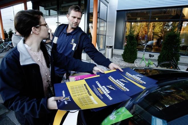 Koordinaattori Henna Huuhka ja Jukurien nykyinen ja SJK:n tuleva myynti- ja markkinointijohtaja Joni Vesalainen setvivät julisteita Mikkelin jäähallilla. KUVA: LÄNSI-SAVO / VESA VUORELA