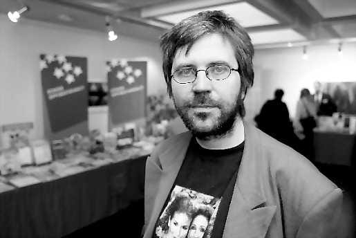 Pintaa syvemmälle . Suomen kielen yliassistentti Markku Varis muistuttaa, että tekstien ymmärtäminen on tärkeää, jotta menestyisi maailmassa.