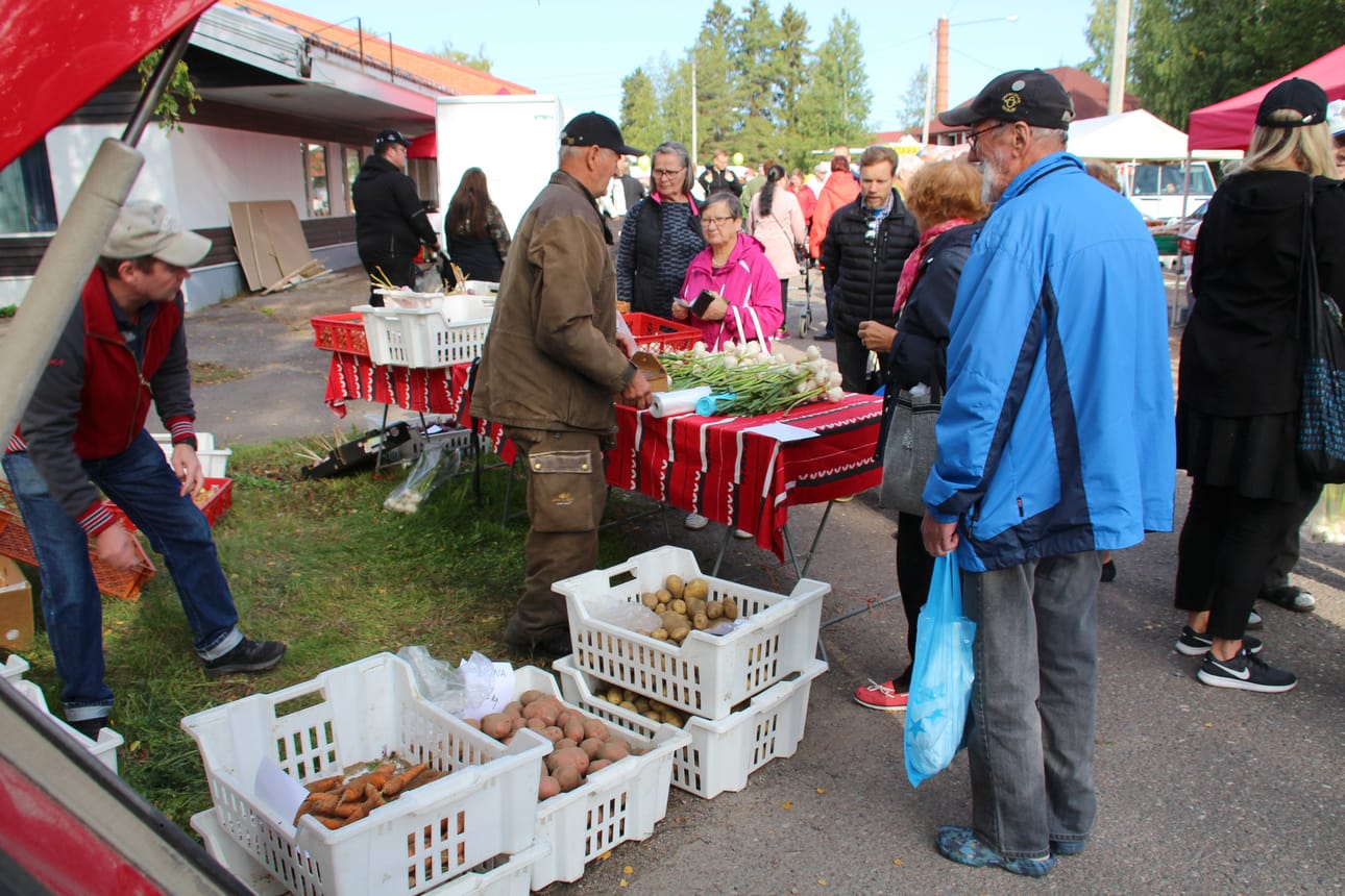 Perunat, punajuuret ja sipulit tekevät kauppansa.