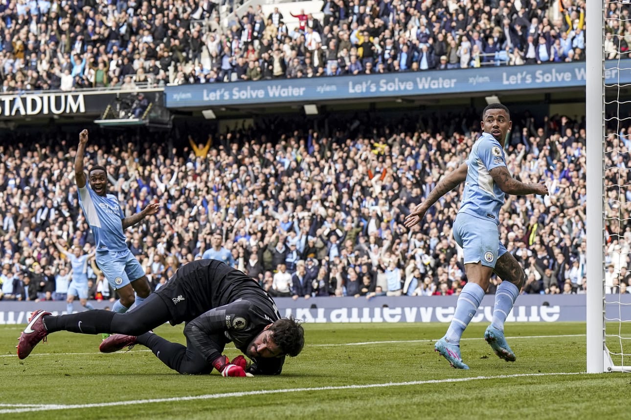 Manchester Cityn Gabriel Jesus vei kotijoukkueen 2-1 johtoon.