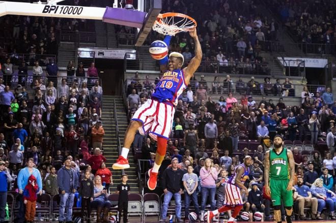 Yhdysvaltalainen The Harlem Globetrotters -koripallojoukkue saapuu kiertueellaan näytösotteluun PowerParkiin 12.4. Kuvassa joukkueen jäsen Flip White donkkaamassa. KUVA: BOBBY STEVENS