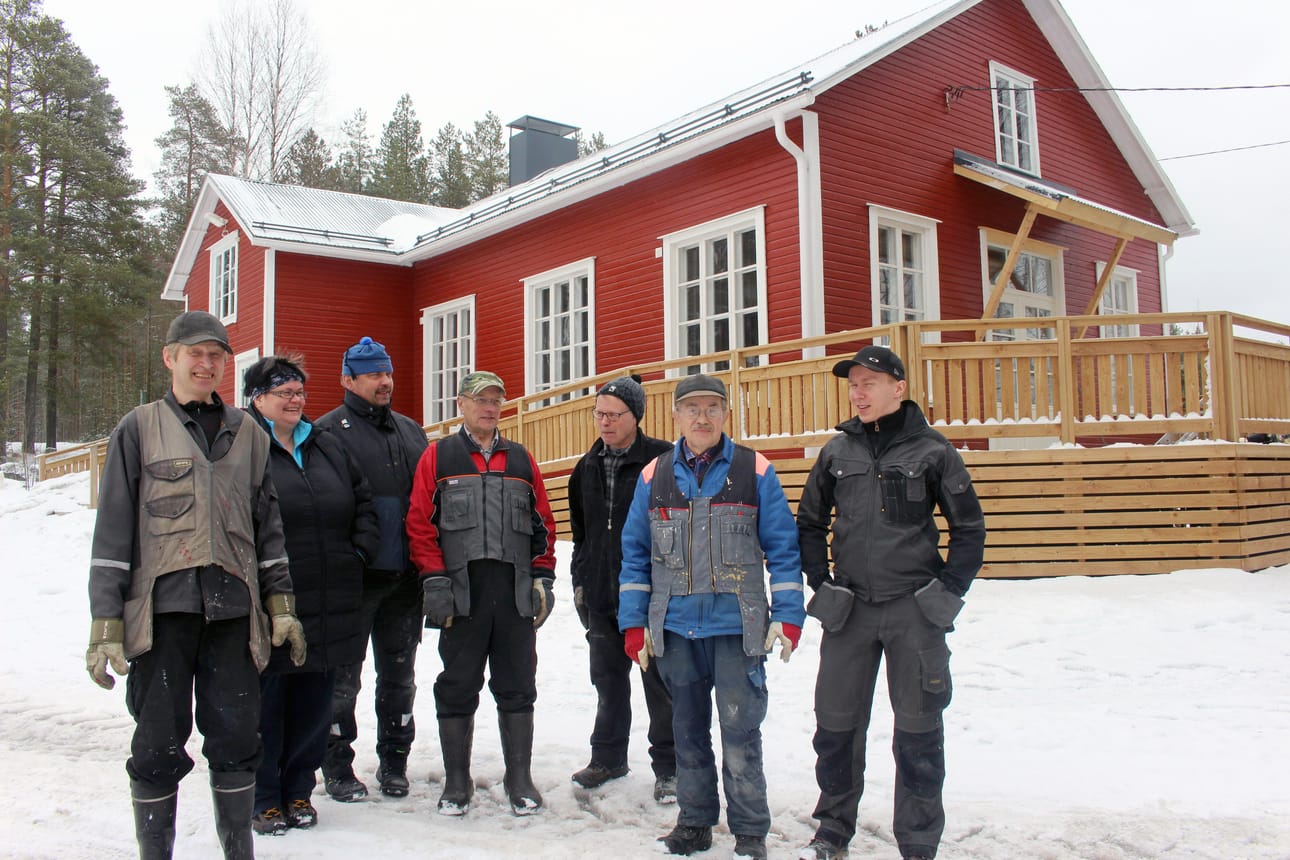 Kylätalotalkoiden ydinporukka on ollut paikalla lähes joka lauantai. Loppumetreillä ennen avajaisvalmisteluja kuvaan asettui Paavo Leiviskä, Tarja ja Ari Leiviskä, Veikko Heikkinen, Jukka Kiiskinen, Kauko Karppinen sekä Matti Leiviskä. Ahkerimpien listaan kuuluu myös kuvasta puuttuva Matti Turunen.