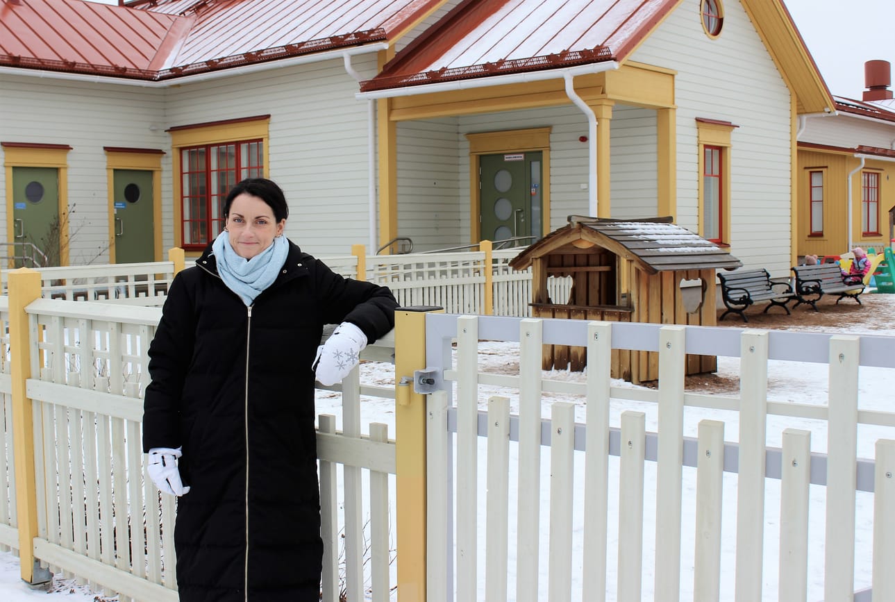Marja Lindbergin taustalla on Kristiinan uudehko päiväkoti. ‑ Se alkaa olla ahdas ja nyt on mietittävä, mitä tehdään seuraavaksi. Tiloina päiväkoti on ihana ja uusi ja täynnä iloista elämää, hän sanoo.