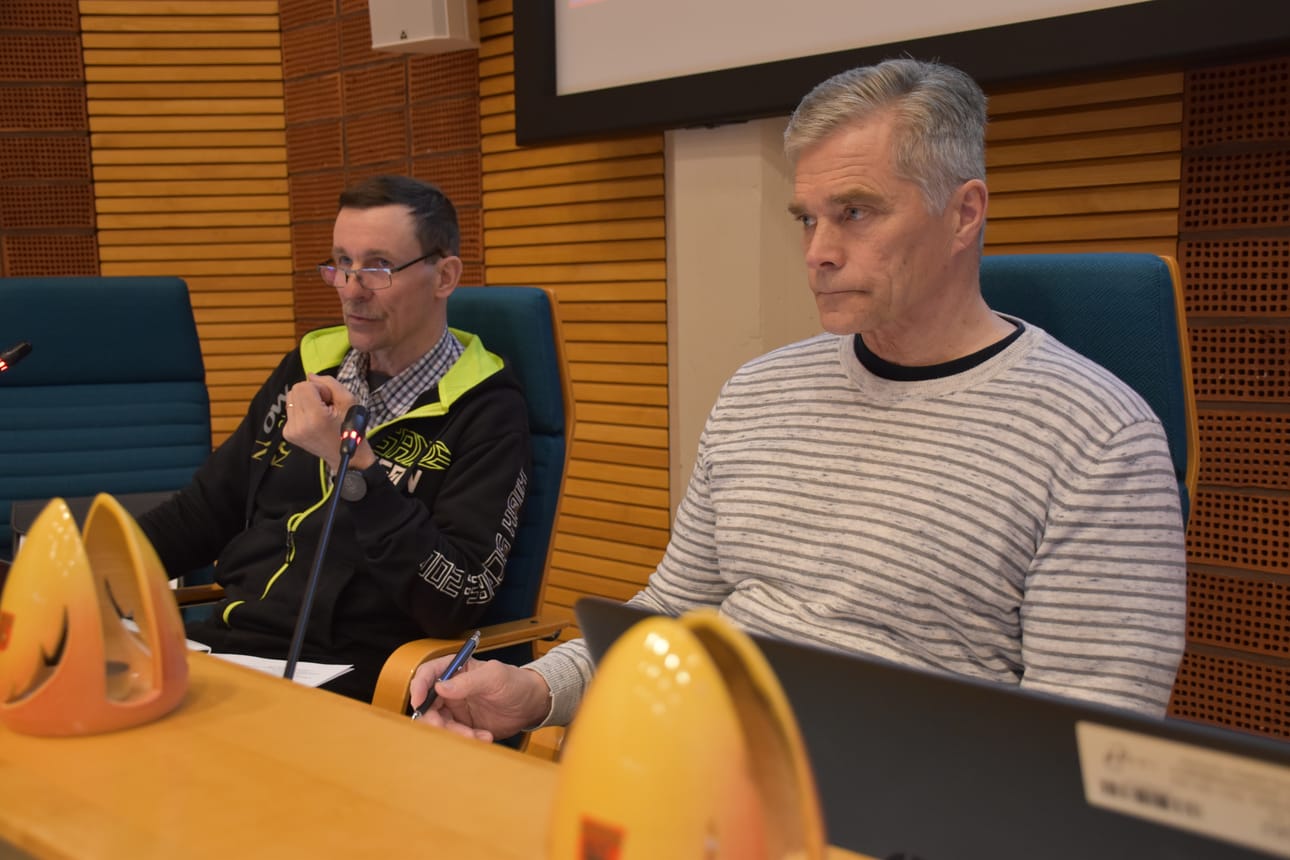 Järjestelytoimikunnan puheenjohtaja Matti Heikkilä (oik.) johti kokouksessa puhetta. Pöytäkirjaa piti toimikunnan sihteeri Seppo Linjakumpu.