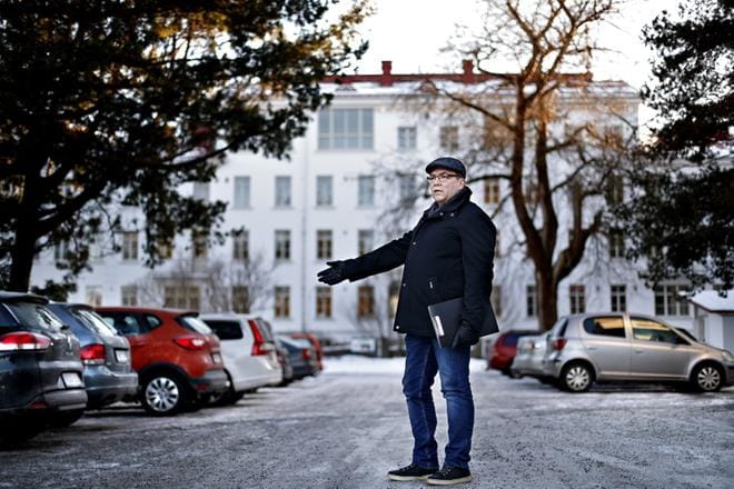 Pysäköinti kampusalueen sisäpihalla kielletään tulevaisuudessa. Tilalle rakennetaan viihtyisä kaupunkipuisto, kaupungin suunnittelupäällikkö Jaakko Peltonen kertoo. KUVAT: TOMI KOSONEN