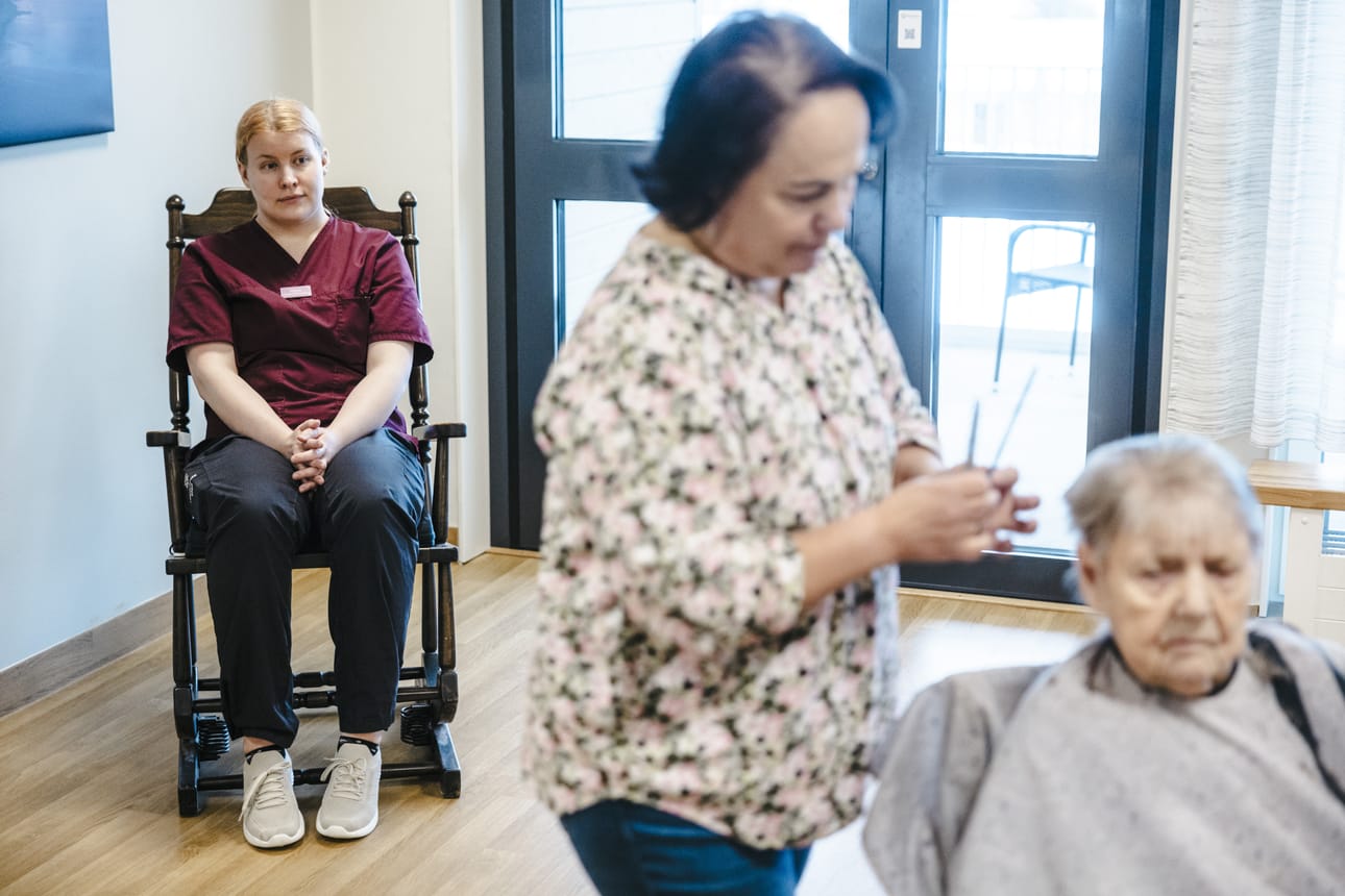 Naiset eivät jää työttöminä peräkammariin. Lähihoitaja Vera Ylitalo työskenteli Haaparannalla vuonna 2024. Arkistokuvassa myös kampaaja Erja Äärela ja hiustenleikkuussa Anna Nivala.