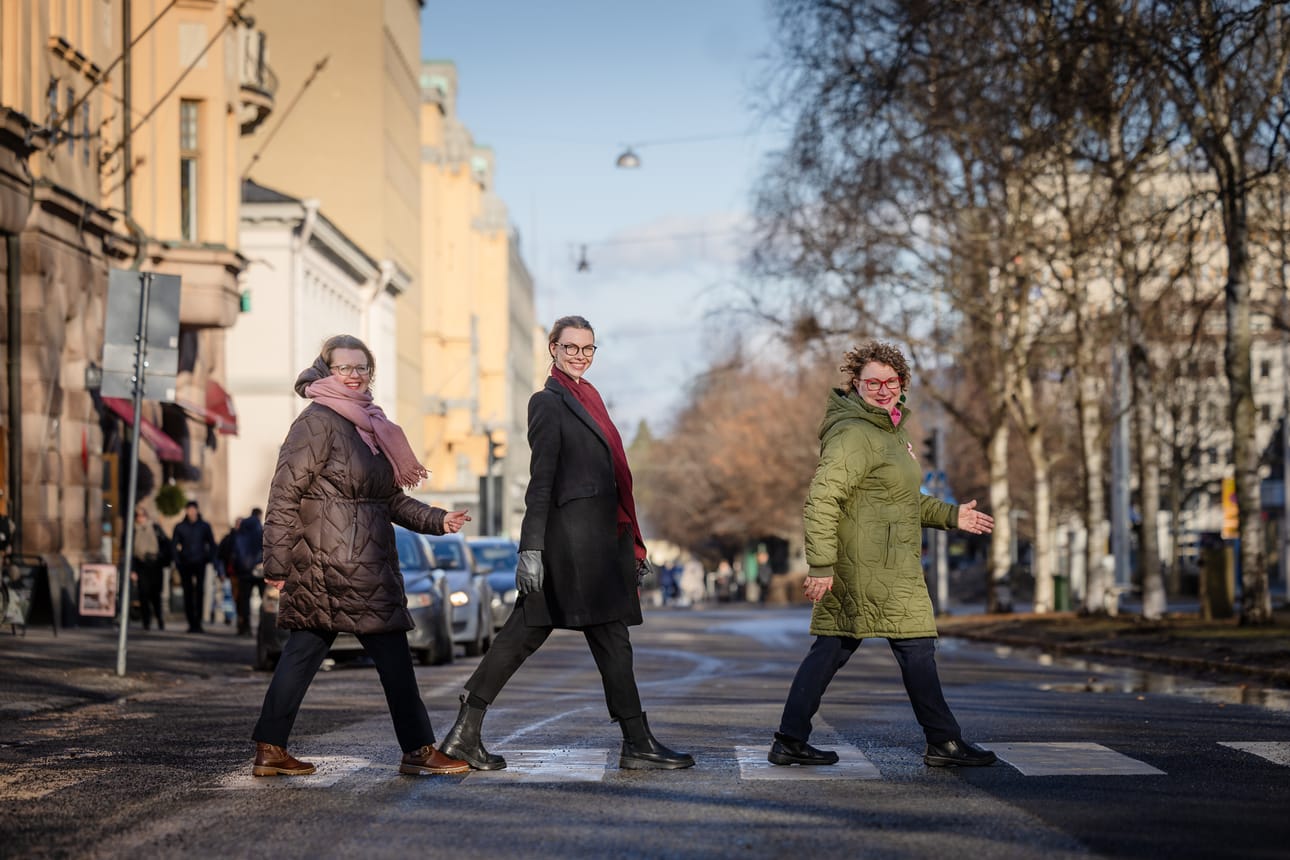 Melkein kuin the Beatles. Anne Laurila (oik.) johtaa joukkoa ja jatkaa omaa matkaansa Vaasa-lehden päätoimittajasta Ilkka-Pohjalaisen yhteisötoimittajaksi. Keskellä oleva Riikka Ilmonen siirtyy Vaasa-lehden päätoimittajaksi, ja viimeisenä (vas.) tuleva Pia Timberg aloittaa Vaasan uutena toimittajana.