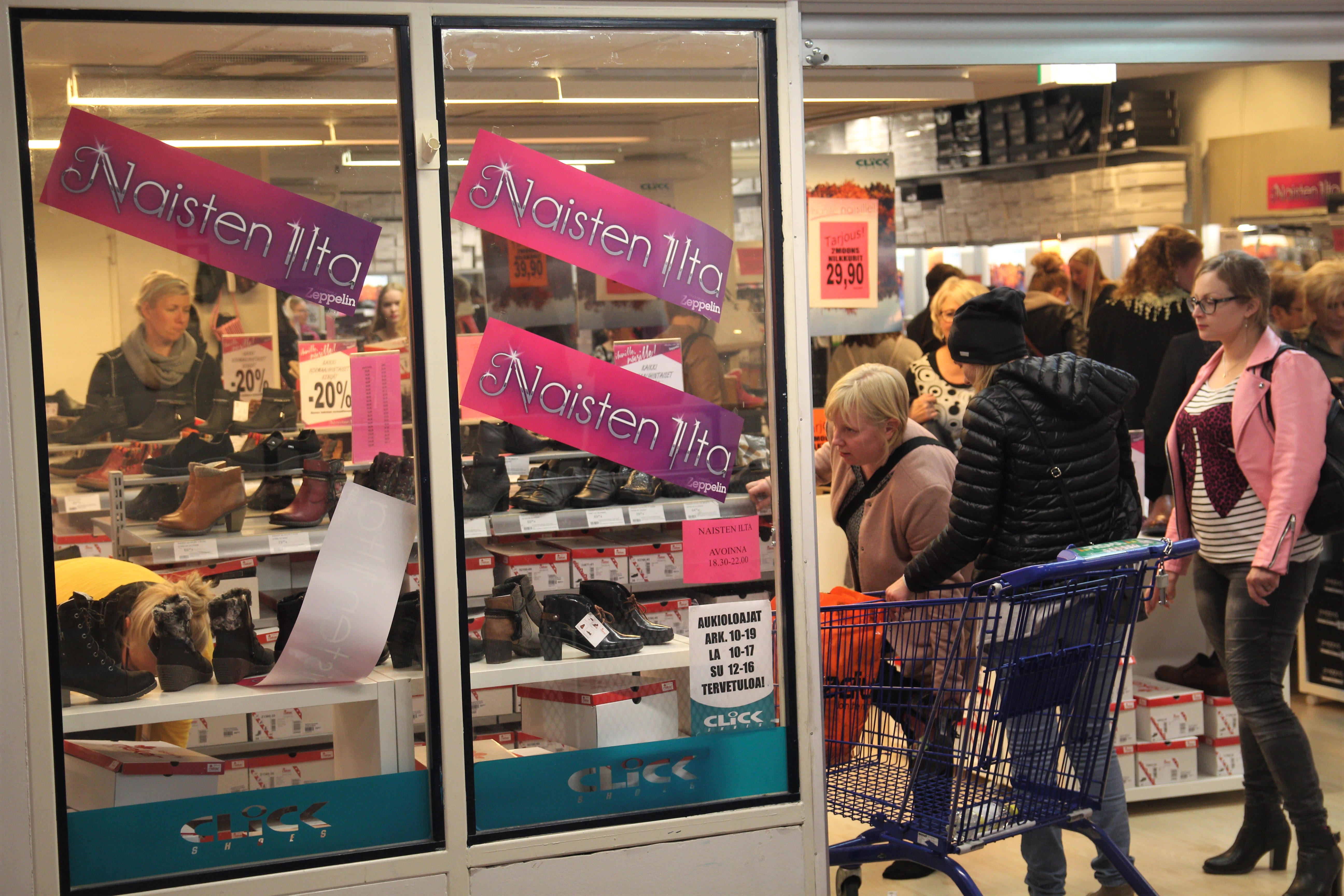 Alennukset ja hyvä meininki houkuttelivat naiset penkomaan ja shoppailemaan.