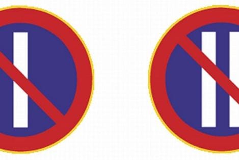 Jos liikennemerkissä on yksi valkoinen tolppa, pysäköinti on kielletty parittomina päivinä. Jos merkissä on kaksi valkoista tolppaa, pysäköinti on kielletty parillisina päivinä.