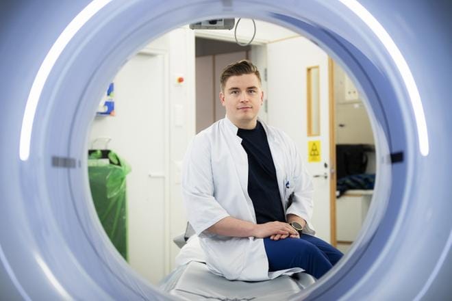 Kokkolasta kotoisin oleva lääkäri Tuomas Isotalus on pääasiassa tyytyväinen Vaasassa saamaansa ohjaukseen. Hän on erikoistumassa röntgenlääkäriksi. Vaasan keskussairaalaan jälkeen erikoistumisvaihe jatkuu Oulun yliopistollisessa sairaalassa. KUVA: JARNO PELLINEN