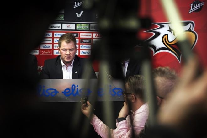 Sportin päävalmentaja Ari-Pekka Pajuluoma yrittää luotsata punavalkoiset ylös kiekkoliigan pohjamudista. KUVA: JARNO PELLINEN