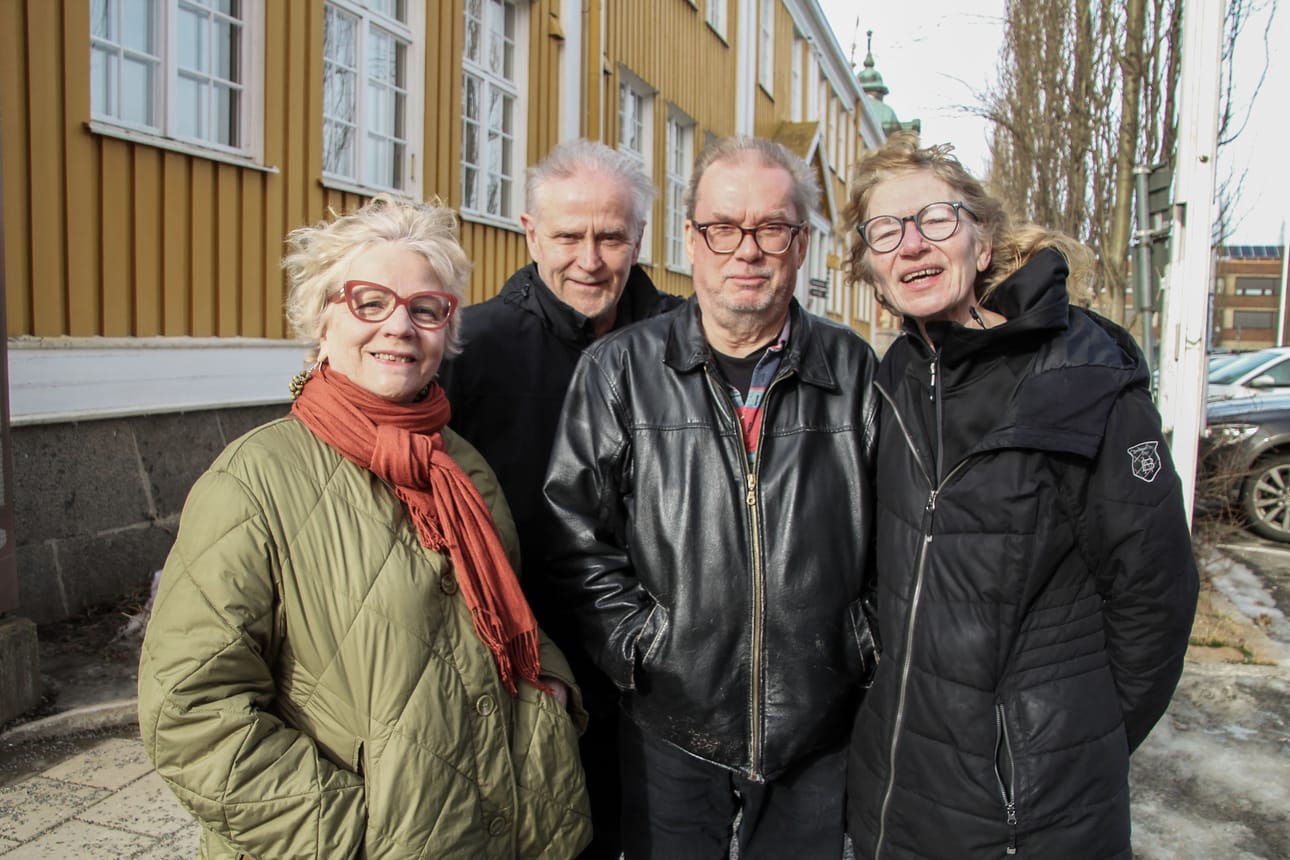 Haaparantalaiset Pia Suonvieri (vas.), Kenneth Mikko, Mikael Dysholm ja Anna Lindqvist kokevat teitittelyn luotaantyöntäväksi ja oudoksi. Teitittely on heille täysin vierasta.