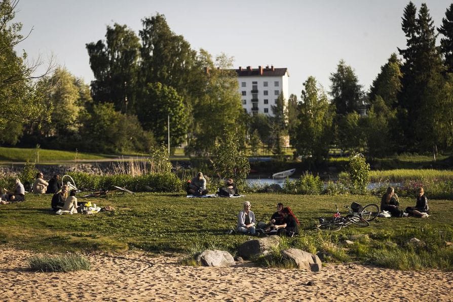 Koulujen päättymisen juhliminen on sujunut alkuillasta rauhallisesti. Kuva viime vuoden päätöslauantailta.