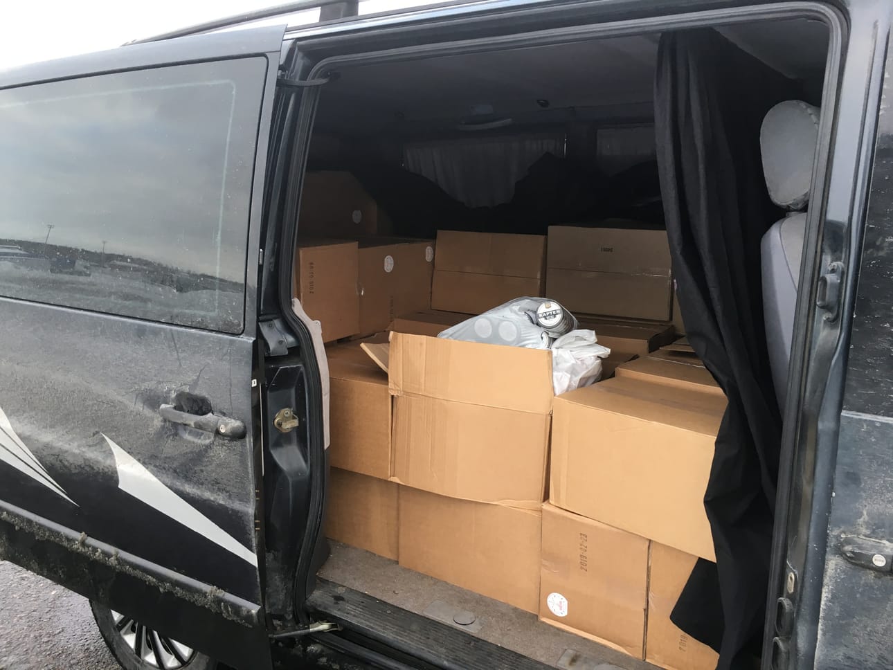 Takavarikoitua nuuskaa pakettiautossa.