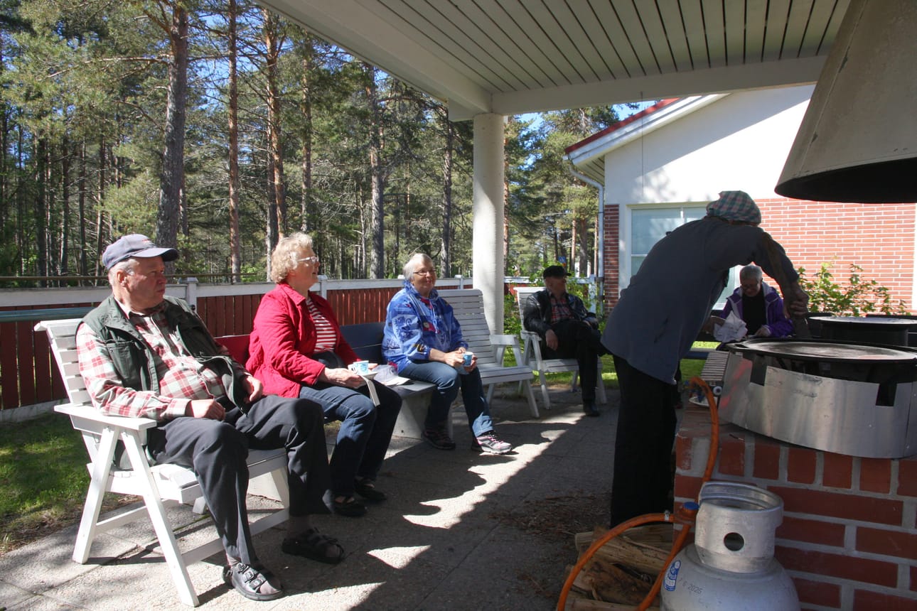 Sirkka Hautanen, Kyllikki Viitaluoma, Päivi Niemelä (takana), Sirkka Järvelä ja Olli Kangas osaavat lättyjen paiston.