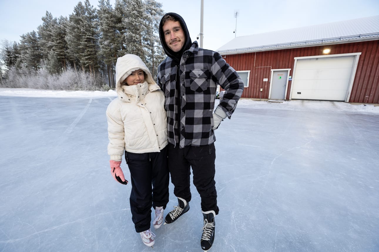 Gabby ja Bayley Sharp lähtivät kokeilemaan luistelua Saloisten kentällä.