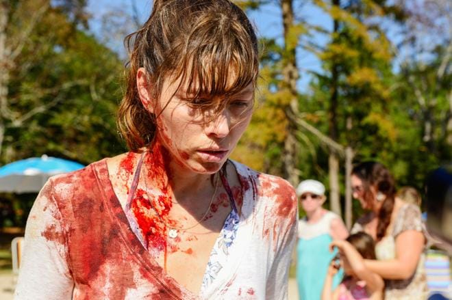 Perheenäiti Cora Tannetti (Jessica Biel) tappaa yhtäkkiä rannalla miehen veitsellä, jolla on juuri kuorinut pojalleen hedelmää. KUVA: USA Network