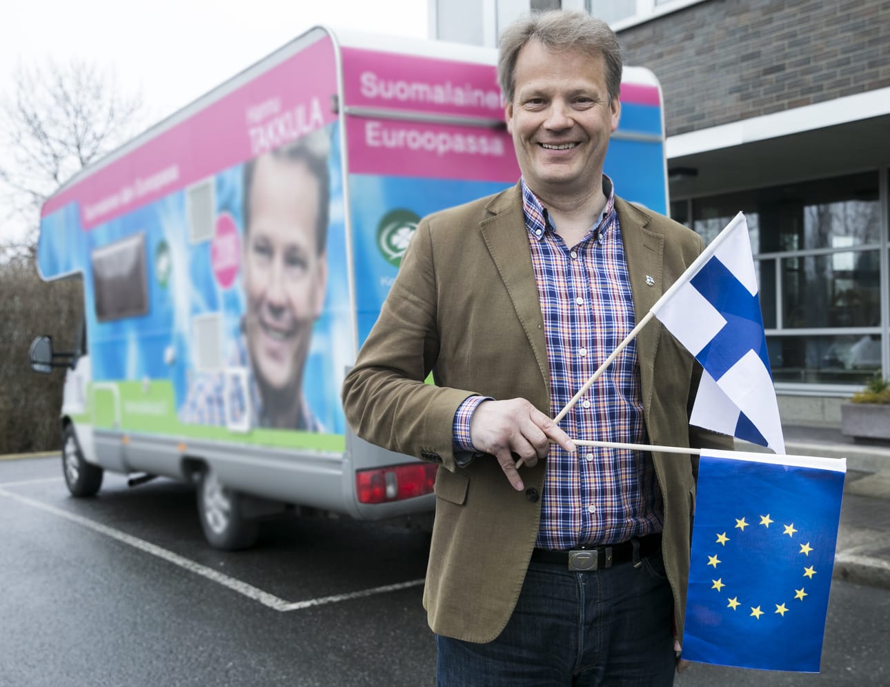 Europarlamentaarikko Hannu Takkula käyttää kampanjaan reilusti euroja.