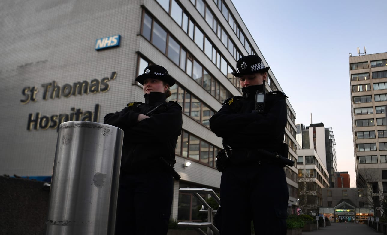 Poliisit vartioivat St. Thomasin sairaalan ulkopuolella Lontoossa. Pääministeri Boris Johnson on sairaalassa tehohoidossa koronaviruksen takia.