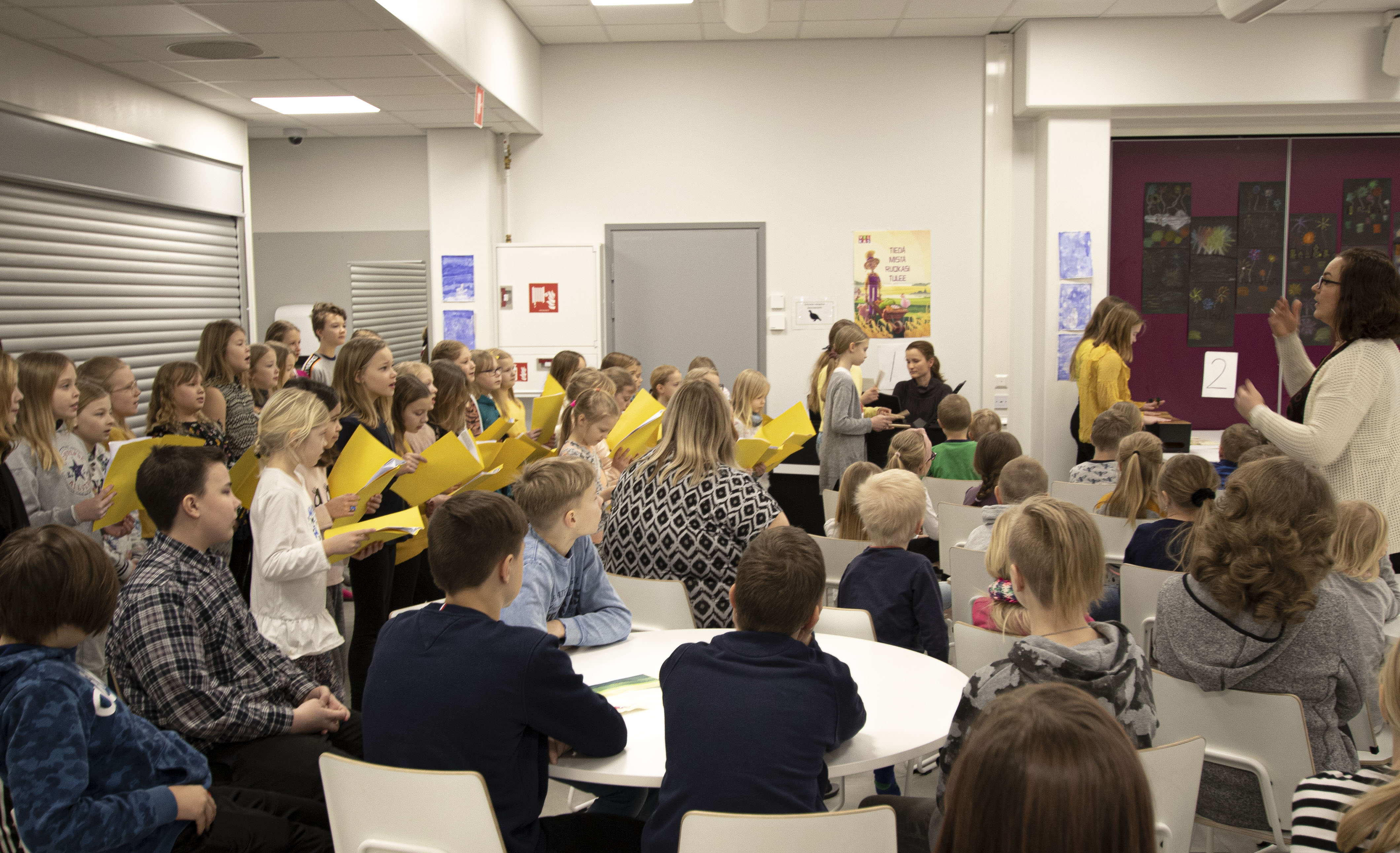 <p>Ruokala oli tapahtuman johdosta täyteen pakkautunut. Ennen palkintojen ojentamista alakoululaisten kuoro kajautti ilmoille rauhantäytteisiä laulunsanoja.</p>