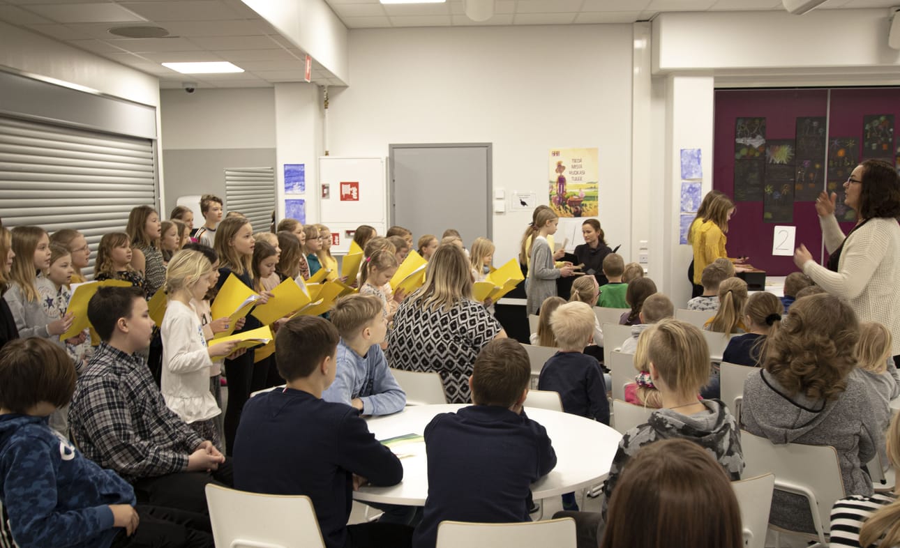 Ruokala oli tapahtuman johdosta täyteen pakkautunut. Ennen palkintojen ojentamista alakoululaisten kuoro kajautti ilmoille rauhantäytteisiä laulunsanoja.