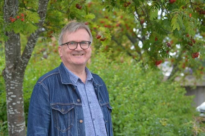 Välimäen keräilyharrastuksen ikuistaminen kirjaan on elänyt Arto Juurakon mielessä pitkään. Tulevan kirjan käsikirjoitus valmistui noin kuukausi sitten. KUVA: ELLA NURMI