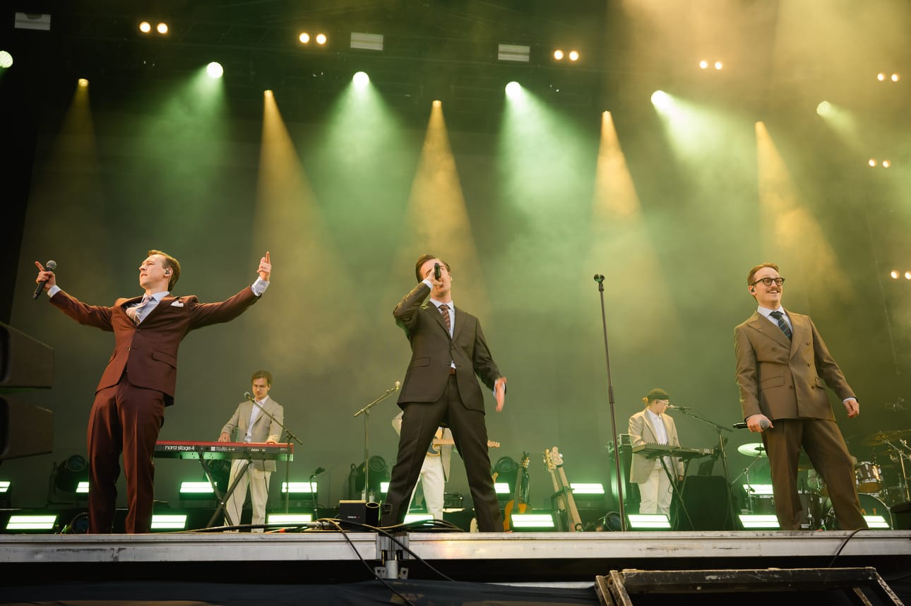 KAJ'lla oli mukana lavalla myös 7-henkinen yhtye. Jakob Norrgård, Kevin Holmström ja Axel Åhman ottivat kaiken irti stadionkonsertista.