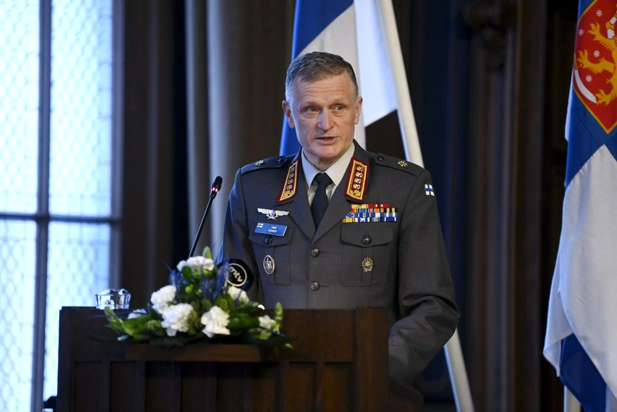 Puolustusvoimain komentaja Timo Kivinen puhui 239. Maanpuolustuskurssin avajaisissa. LEHTIKUVA / ANTTI AIMO-KOIVISTO
