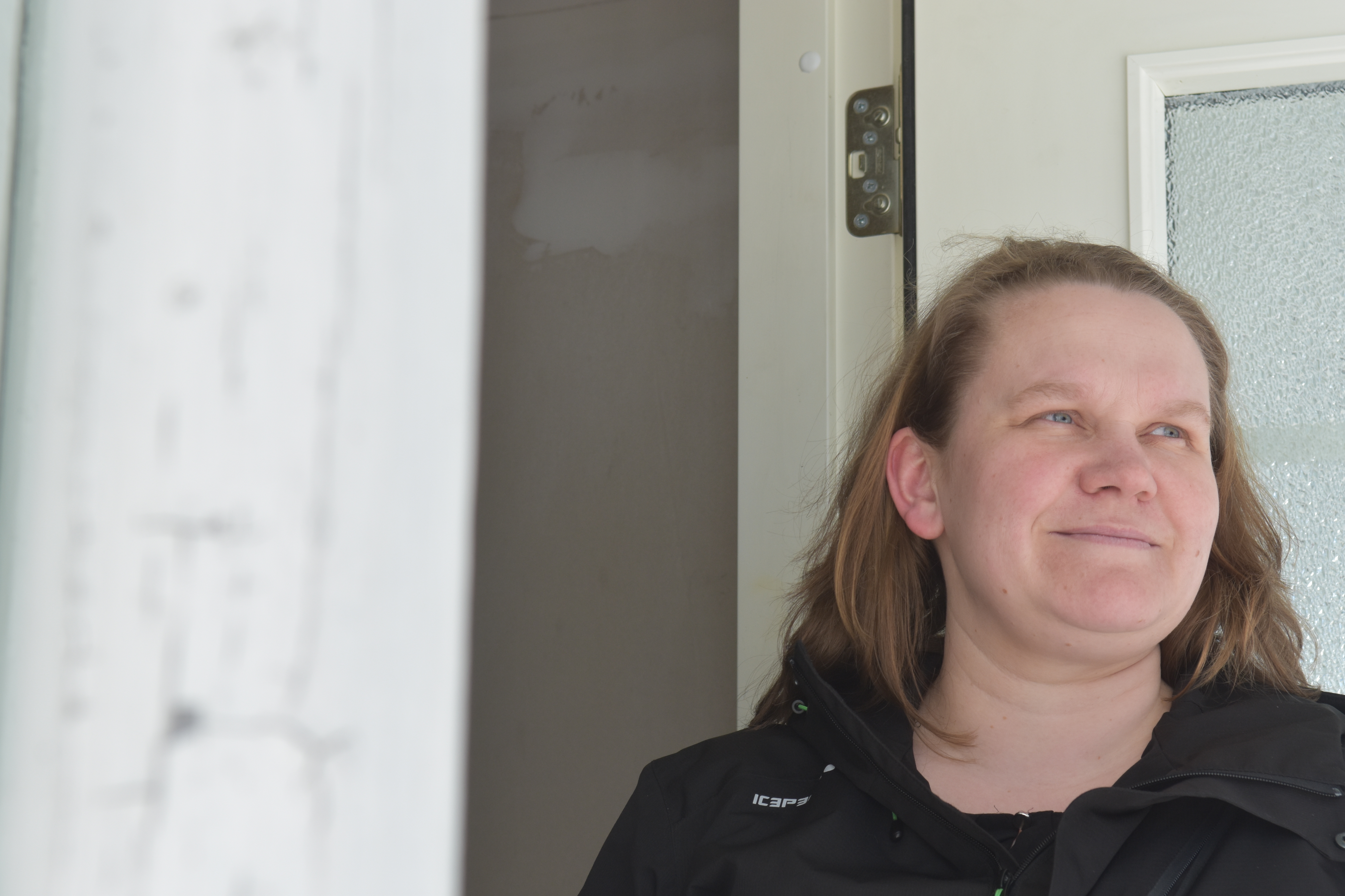 Ensimmäinen huolestuttava merkki olivat haisevat vaatteet. Sanna Kurvinen on käynyt pitkän taistelun talon takia.
