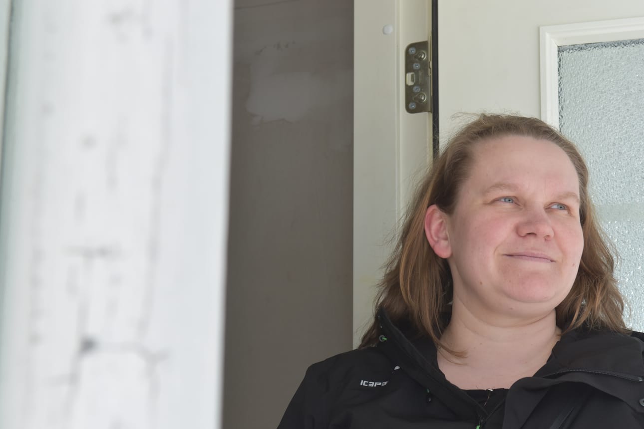 Ensimmäinen huolestuttava merkki olivat haisevat vaatteet. Sanna Kurvinen on käynyt pitkän taistelun talon takia.