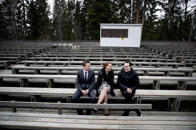 Henri Peltola (vas.), Juulia Soidinaho ja Sami Rumpunen vastaavat Provinssin juhlamusiikkinäytelmästä. KUVA JAAKKO ELENIUS