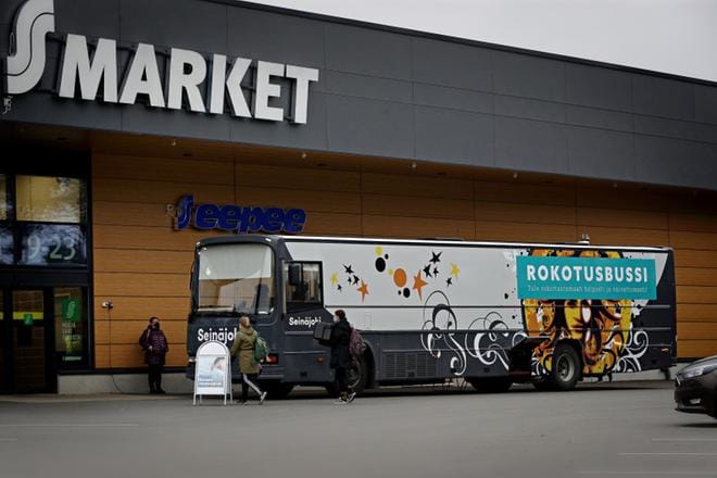 Rokottautuminen pyritään tekemään mahdollisimman helpoksi. Esimerkiksi Seinäjoella kiertää rokotebussi, jonka yksi pysähdyspaikka oli tiistaina Pajuluoman S-marketin pihassa. KUVA: KARI LÖFHJELM