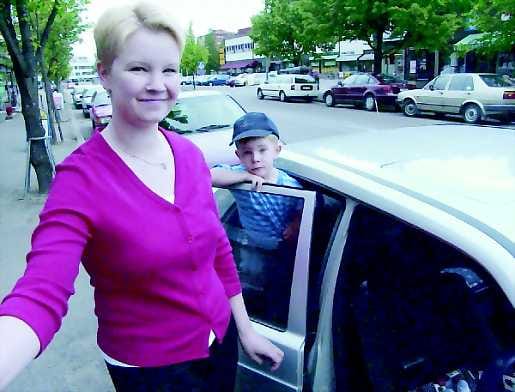 Seteli passaa. Teemu-pojan ja viisiviikkoisen vauvan kanssa Ylivieskasta tavoitetun Miia Saaren elämäntilanteeseen sopisi hyvin päivähoidon palveluseteli, mikäli sellainen olisi käytössä. Lasten kasvaessa hän pitää kunnallista päivähoitoa kuitenkin hyvänä ratkaisuna.